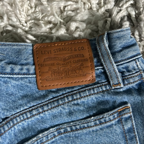 Levi’s destroyed button up fly jeans.. barely worn too small for me - Picture 4 of 4